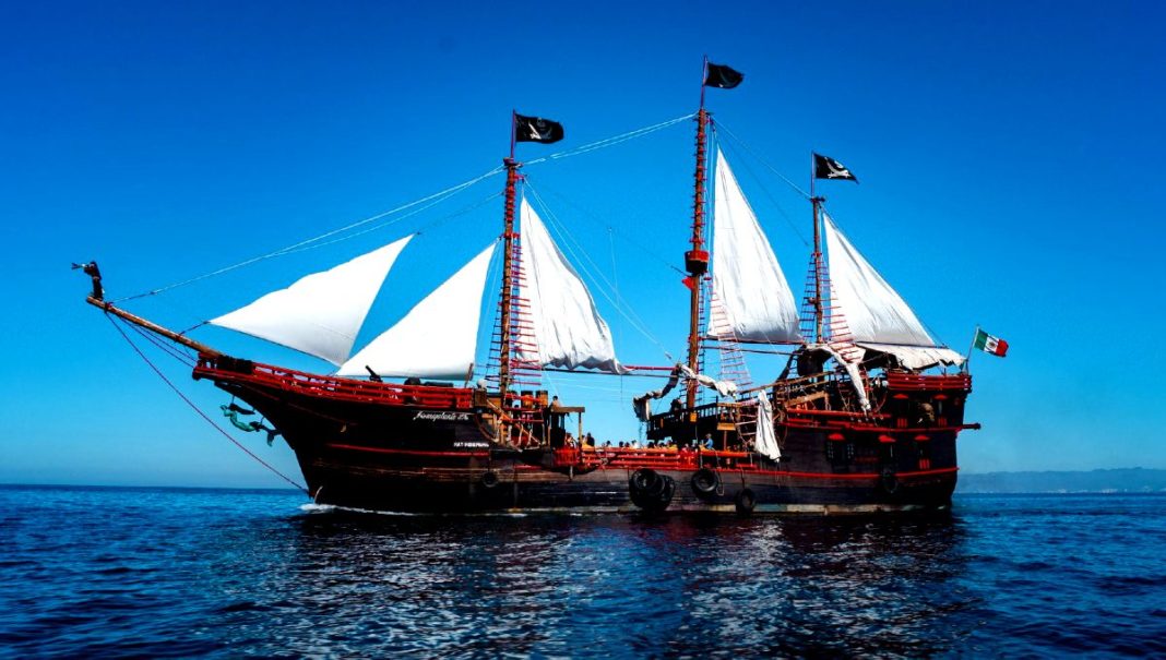 Marigalante El Barco Pirata Que Zarpa El Mar De Puerto Vallarta