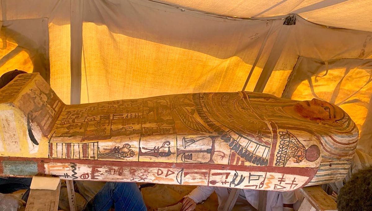 egipto: encuentran 27 sarcófagos cerca de la primera pirámide de la historia - 1