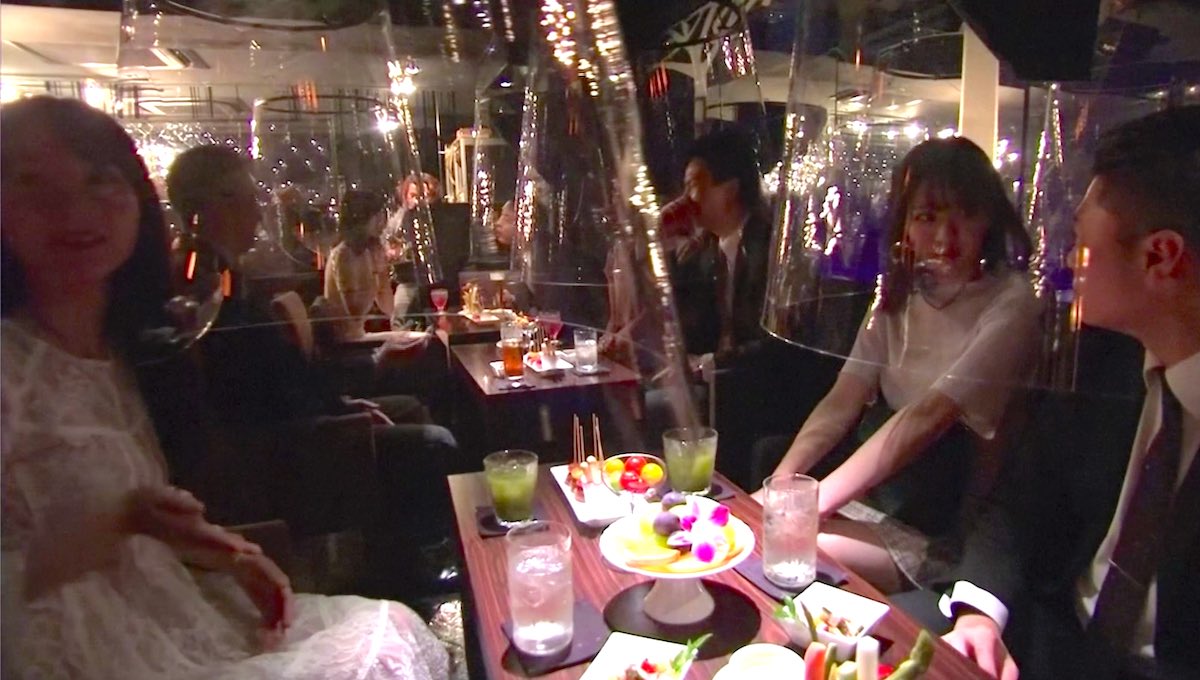 un bar en japón que protege a sus clientes… con peceras - 1