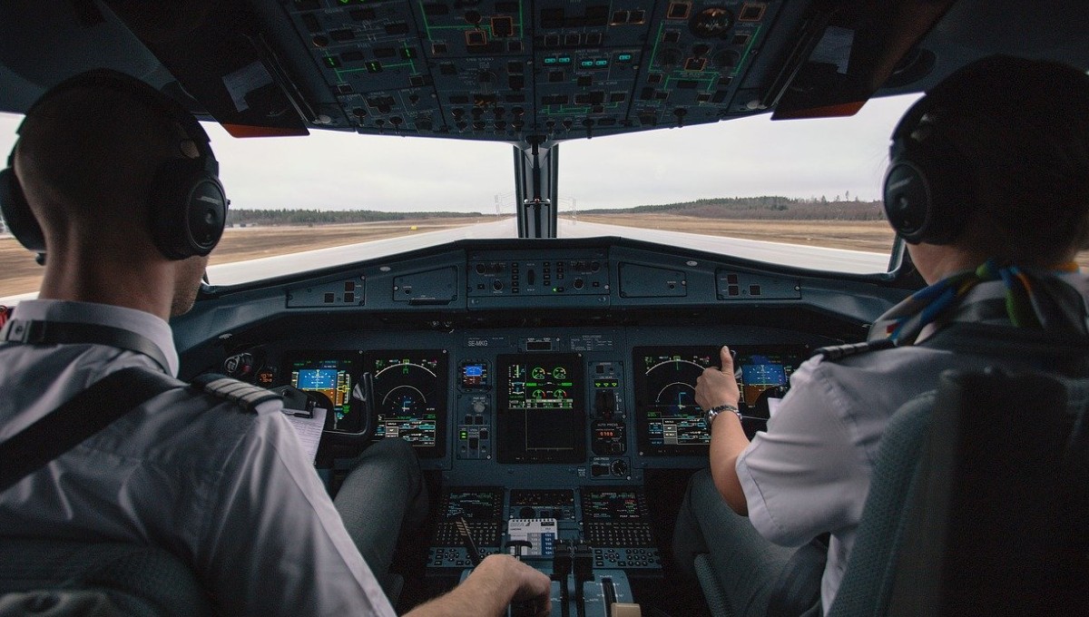 ¿un pasajero puede aterrizar un avión en caso de emergencia? piloto explica - 1