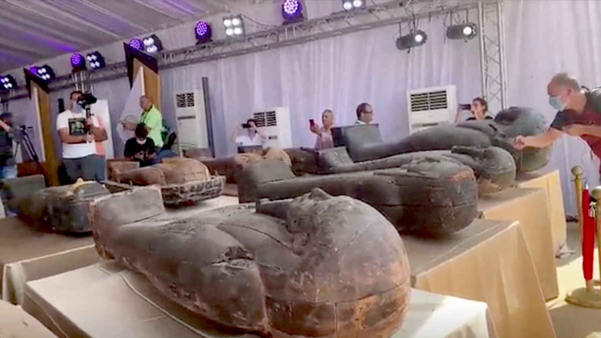 egipto sigue sorprendiendo: presenta 59 sarcófagos con sus momias intactas - 1