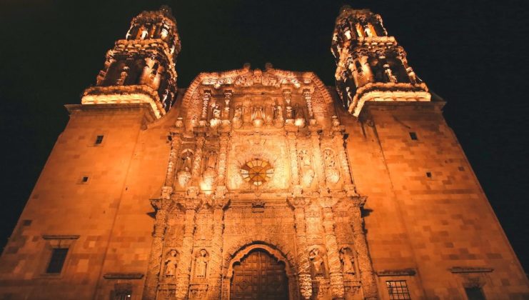 Conoce La Leyenda Maligna De La Piedra Negra, En La Catedral De ...