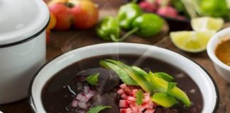 frijol con puerco comida de los lunes en Yucatán