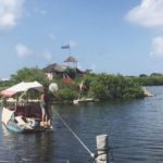 ¡Impresionante! Así es la isla que flota sobre botellas de plástico en Cancún