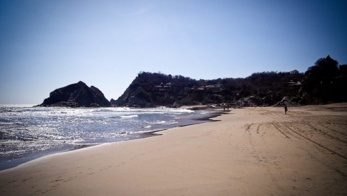 Covid-19 obliga acceso limitado a Zipolite y el cambio a semáforo rojo