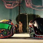 Daft Punk y sus cascos decorados con arte huichol