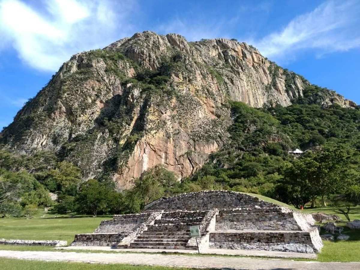 chalcatzingo, un tesoro arqueológico resguardado por imponentes cerros