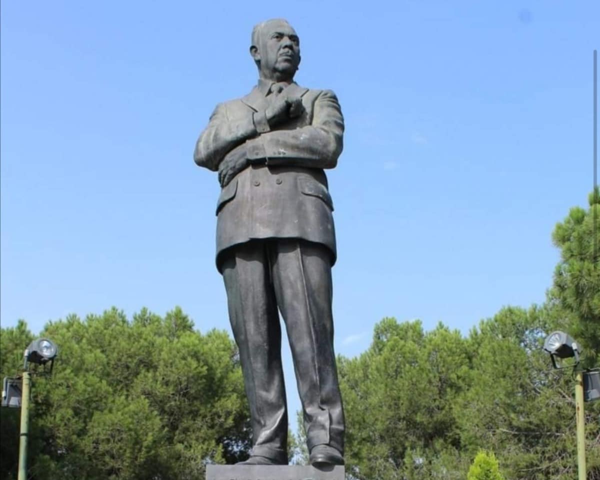 ¿qué hace una estatua de lázaro cárdenas en madrid?