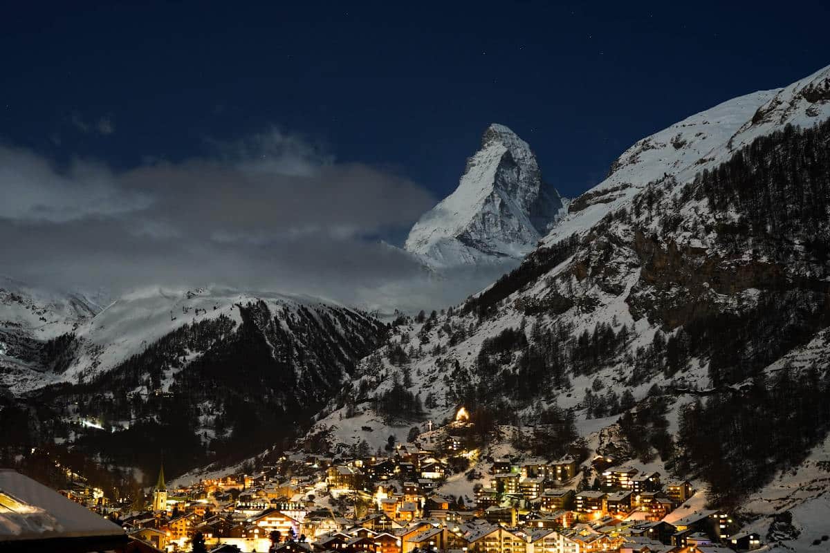 zermatt, un pueblo rodeado por imponentes picos nevados