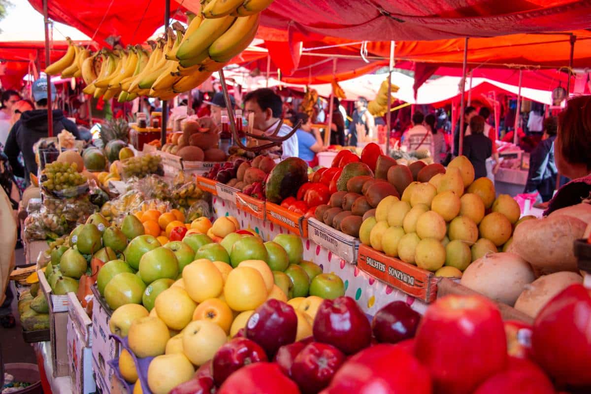 Los capitalinos encuentran en los tianguis de la ciudad frutas a mejores precios