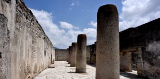 Columna de la Muerte en Mitla