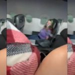 mujer amarrada en aviónFo