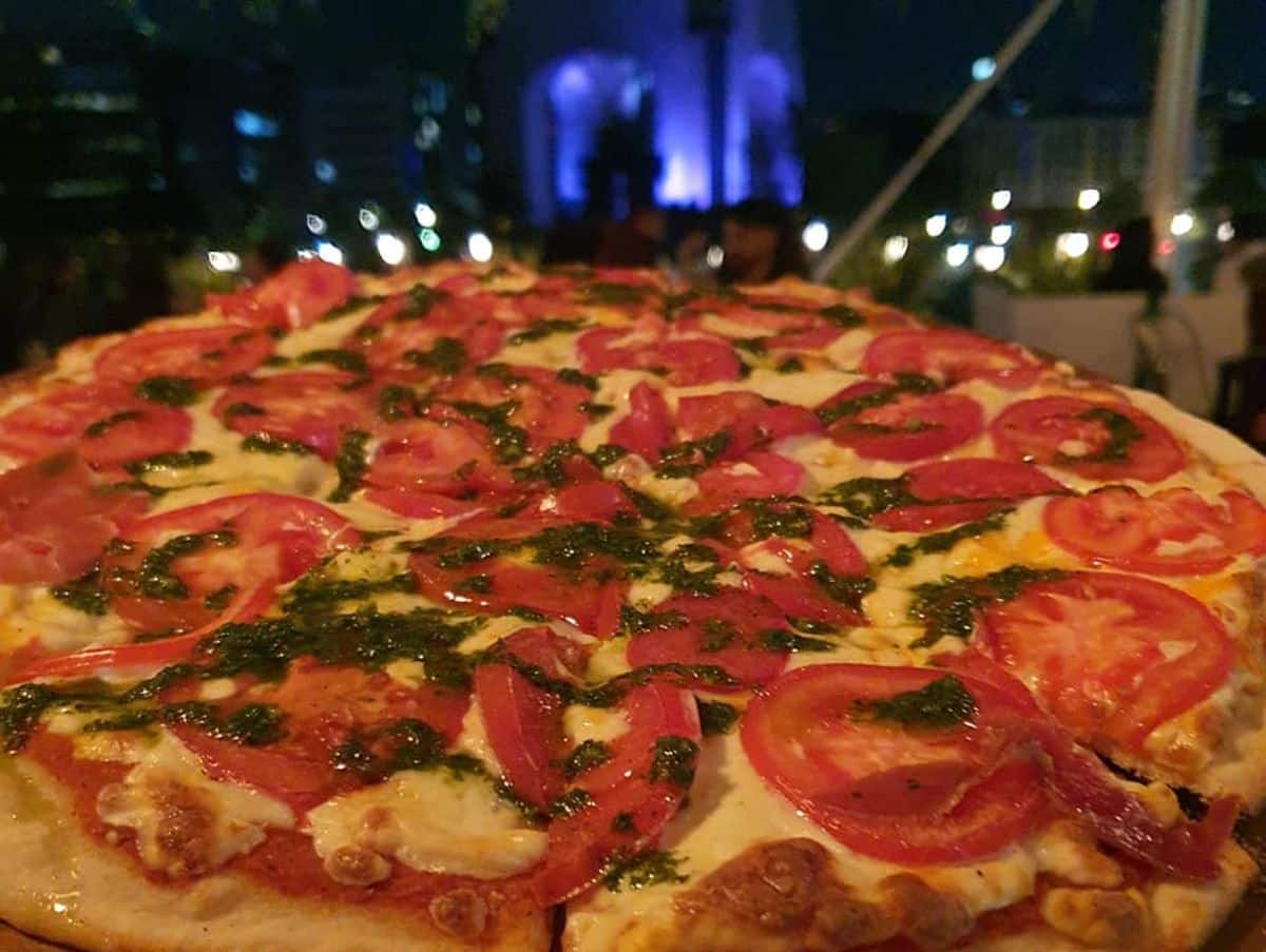Pizzorama, la pizzería que regala inmejorables vistas del Monumento a la Revolución