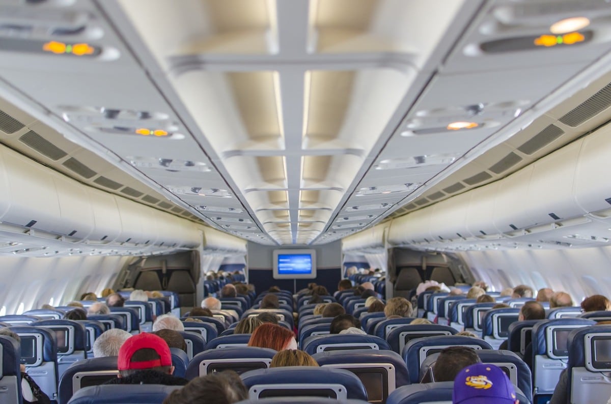 ¿qué pasa si abren la puerta de un avión durante un vuelo?