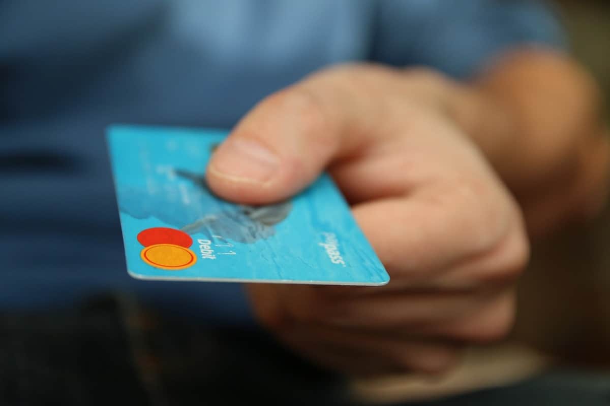 pagar tu tarjeta de crédito con efectivo podría traerte problemas, conoce por qué