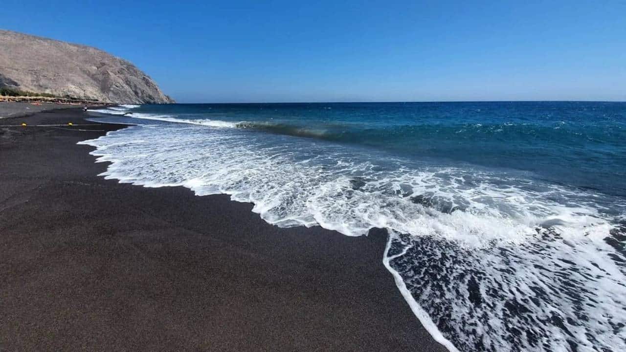 playas con arena negra