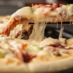 Lanzan pizza sabor tlayuda y desata polémica en redes