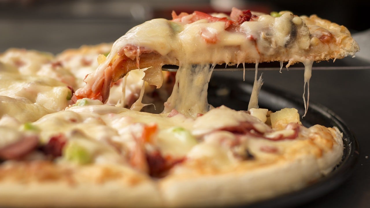 lanzan pizza sabor tlayuda y desata polémica en redes