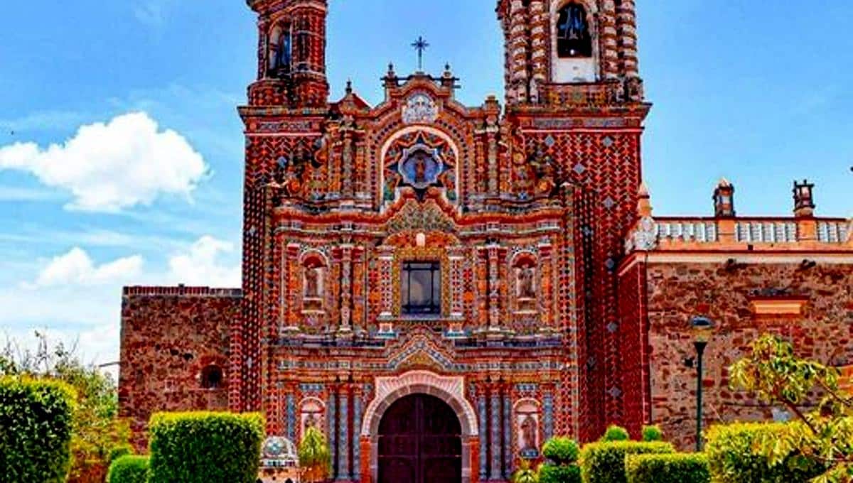 San Francisco Acatepec: Templo ubicado en Cholula, PueblaSin duda, Puebla es uno de los estados que emana una gran cantidad de edificios de gran valor como el templo de San Francisco Acatepec,