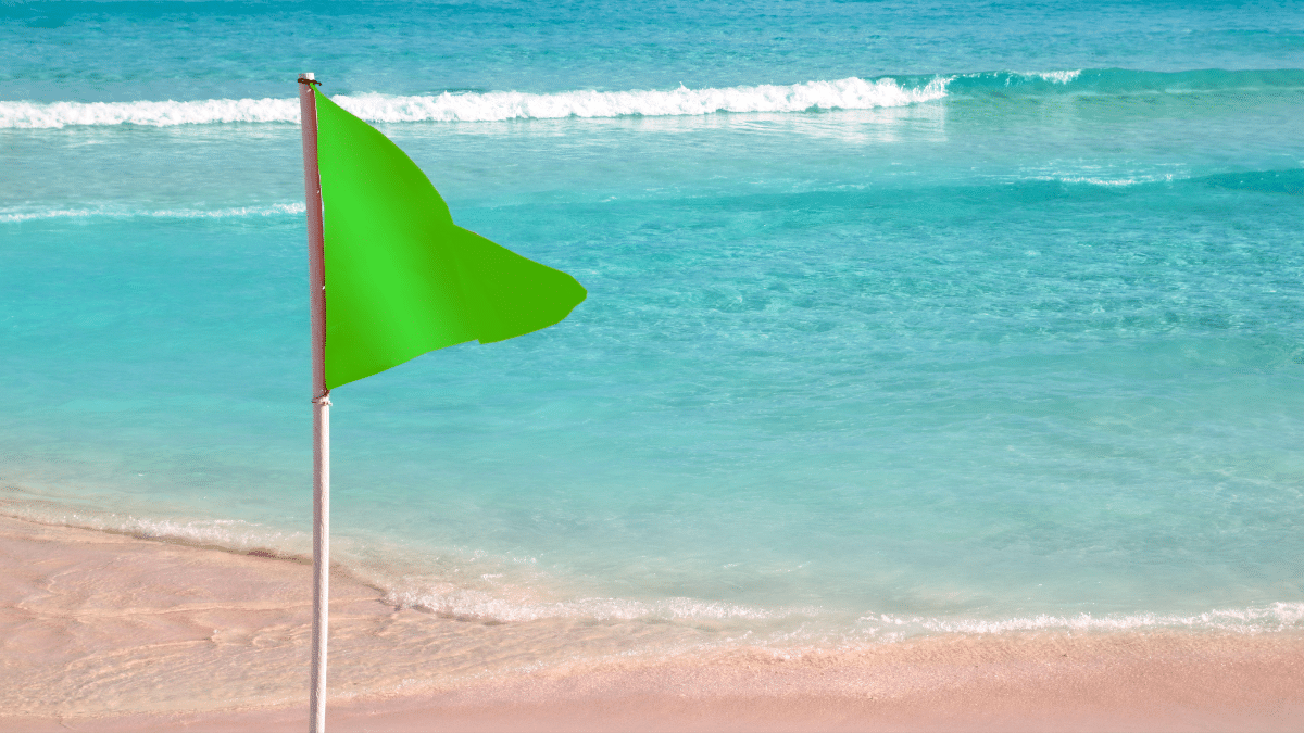 banderas en playa