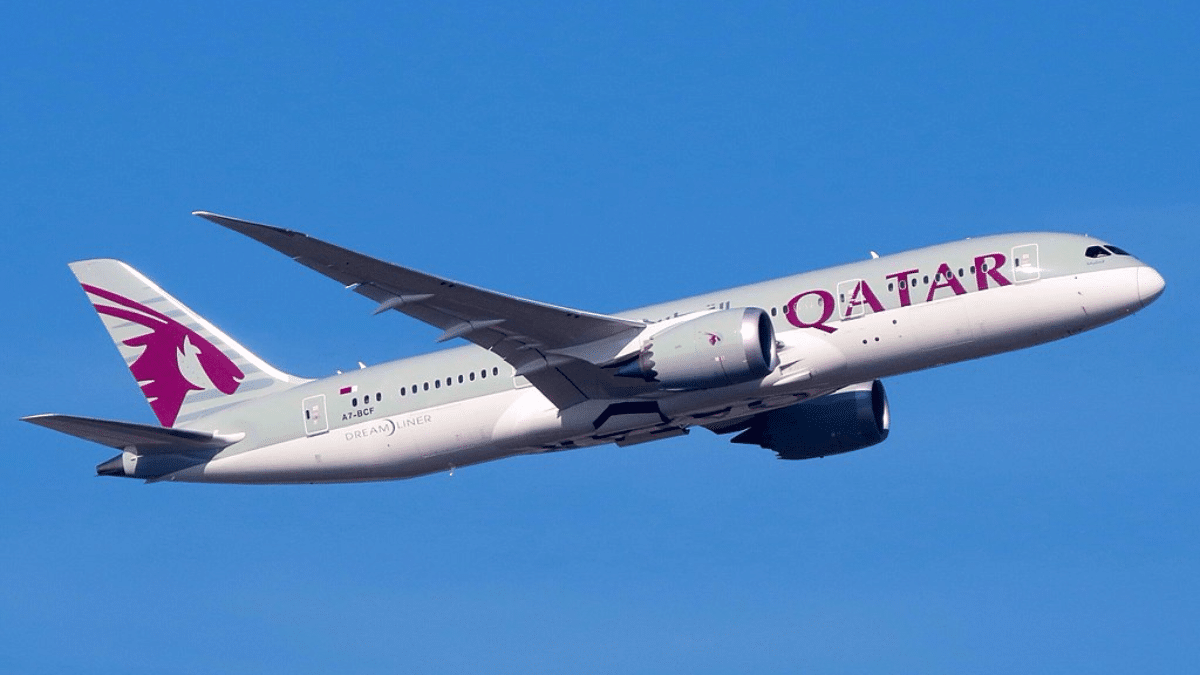 avión de la aerolínea qatar airways