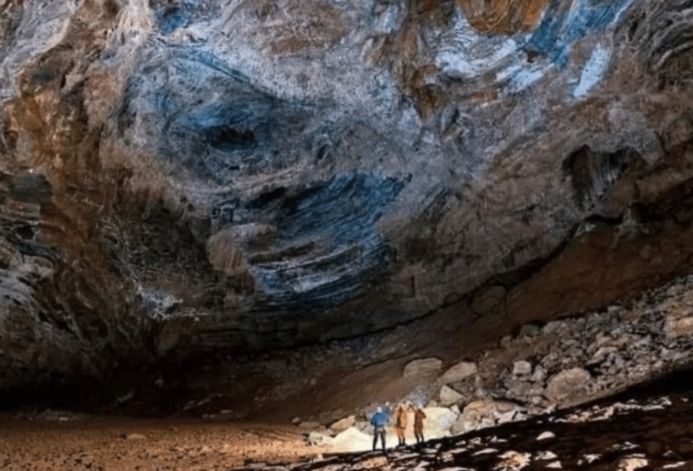 la cueva más grande: muñeca fea.