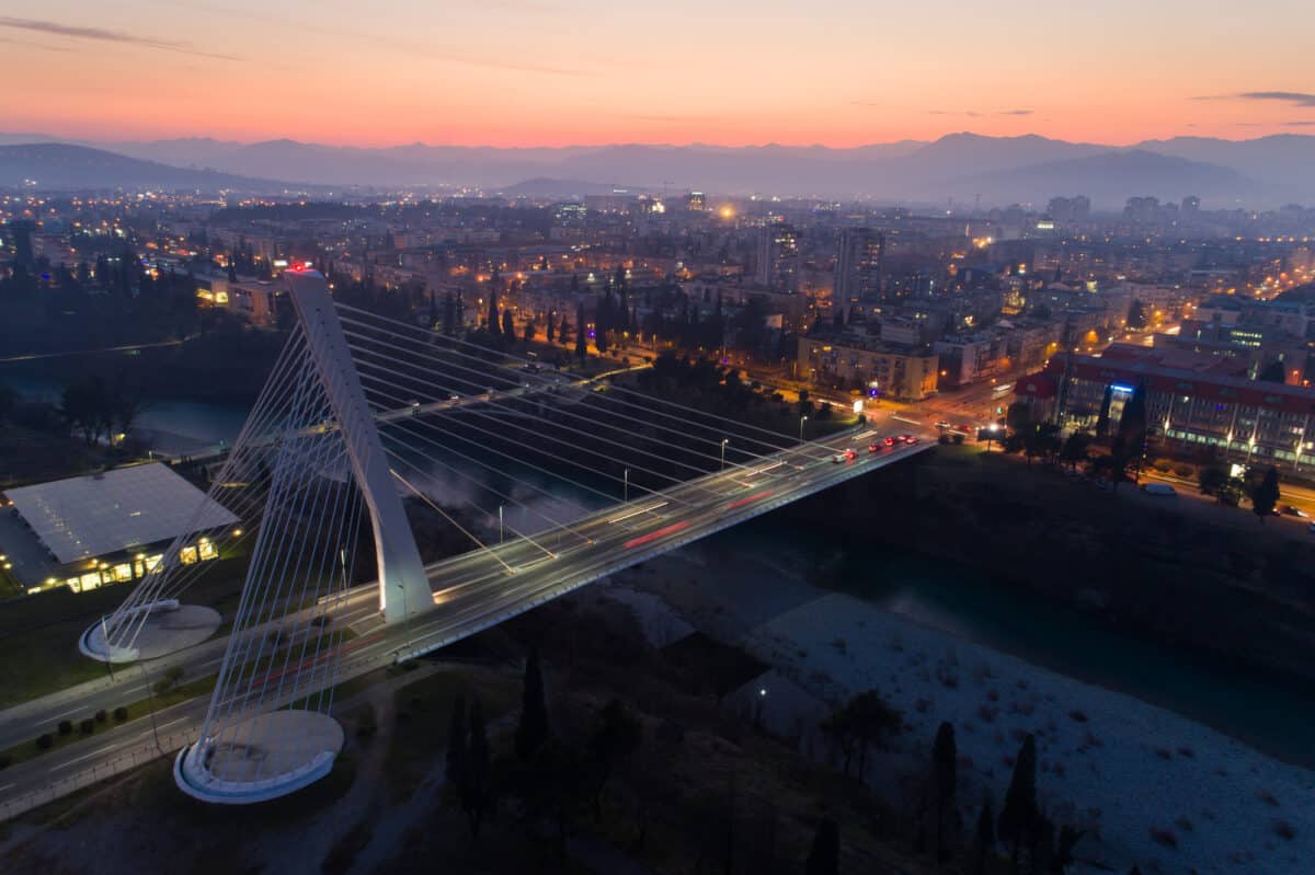 podgorica. puente millennium