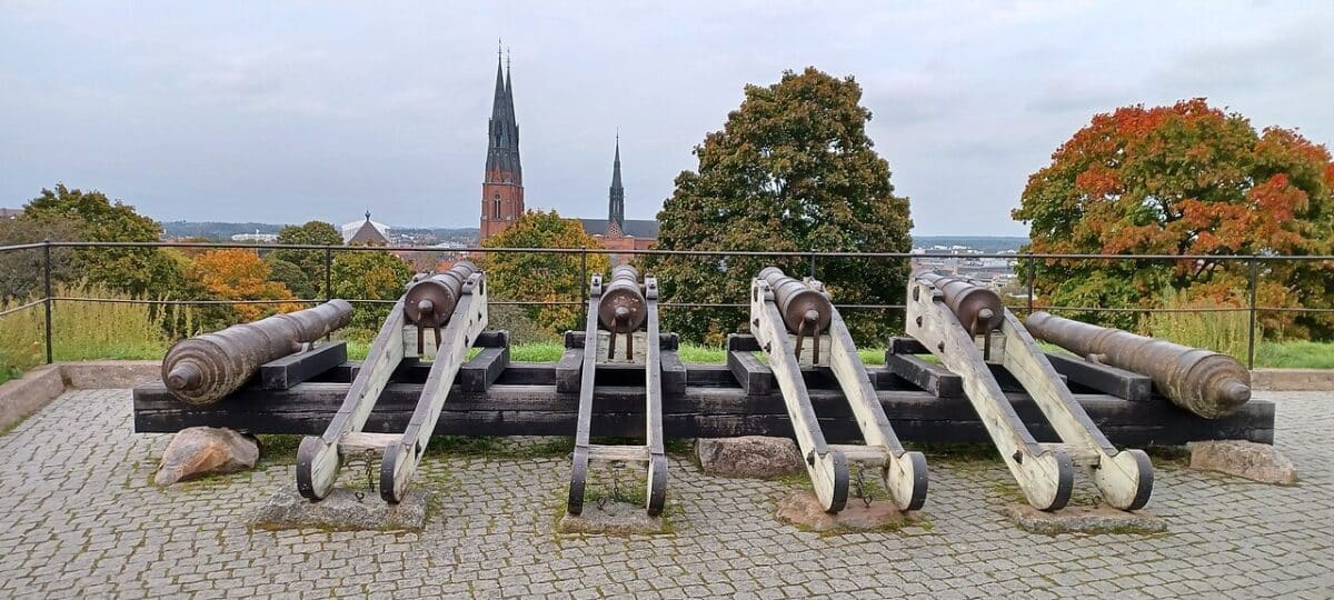 cañones al pie del castillo de uppsala, suecia