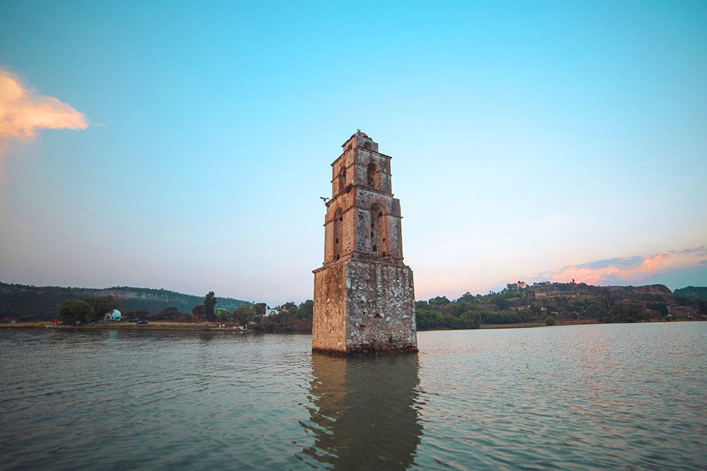 la torre de la parroquia de san luis rey de francia