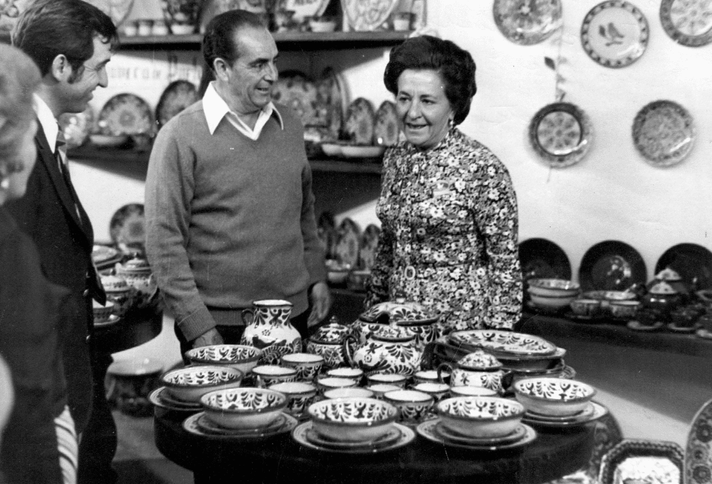 Visita de Ma. Esther Zuno de Echeverría a Isauro Uriarte Borie, en 1974.