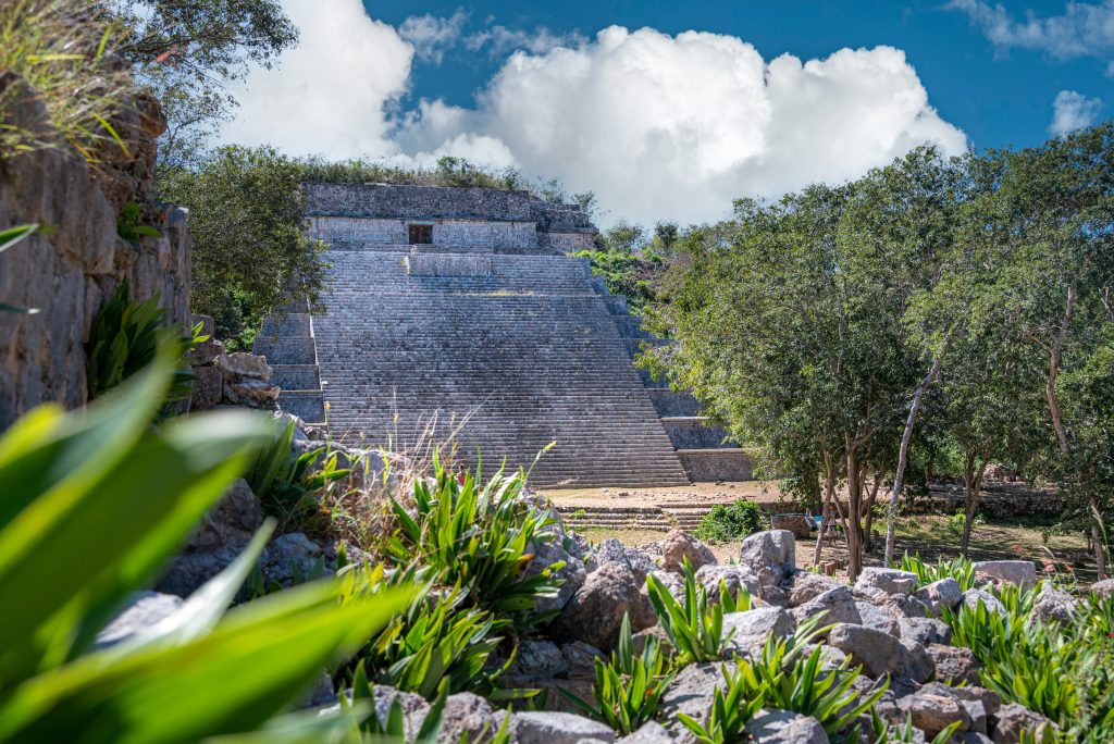 Proyectos de ecoturismo comunitario. Pirámide en Uxmal, Yucatán.