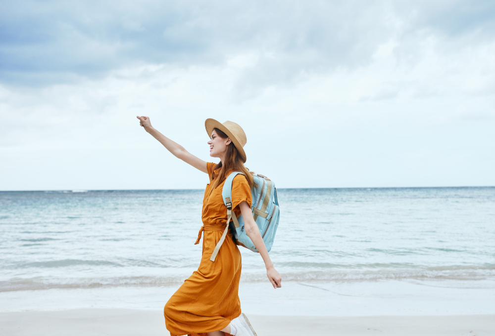 Mujer disfruta de playa en Cancún