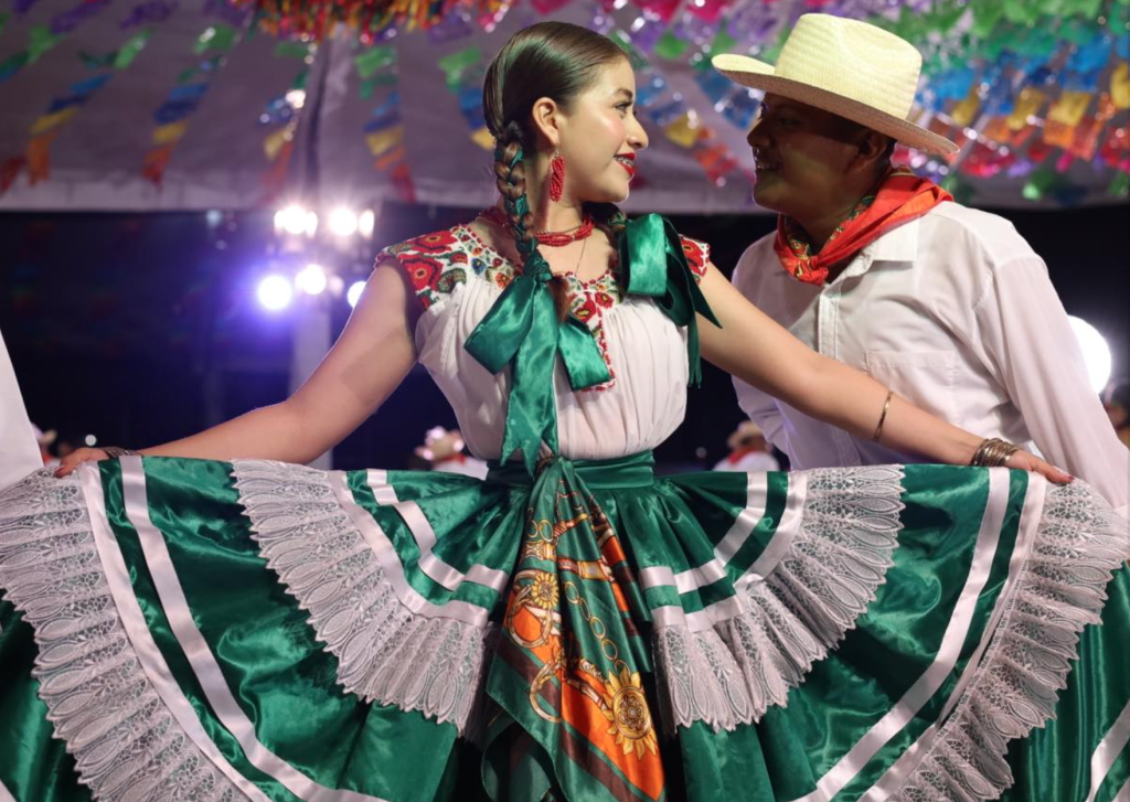 El nombre de “Guelaguetza” proviene del zapoteco y significa "ofrenda" o "presente".