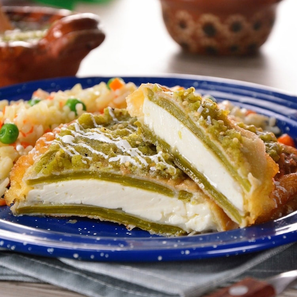 Nopales capeados rellenos de queso