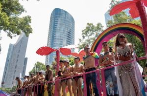 el Pride 2025 en la Ciudad de México que representa una lucha constante contra la discriminación y la violencia.