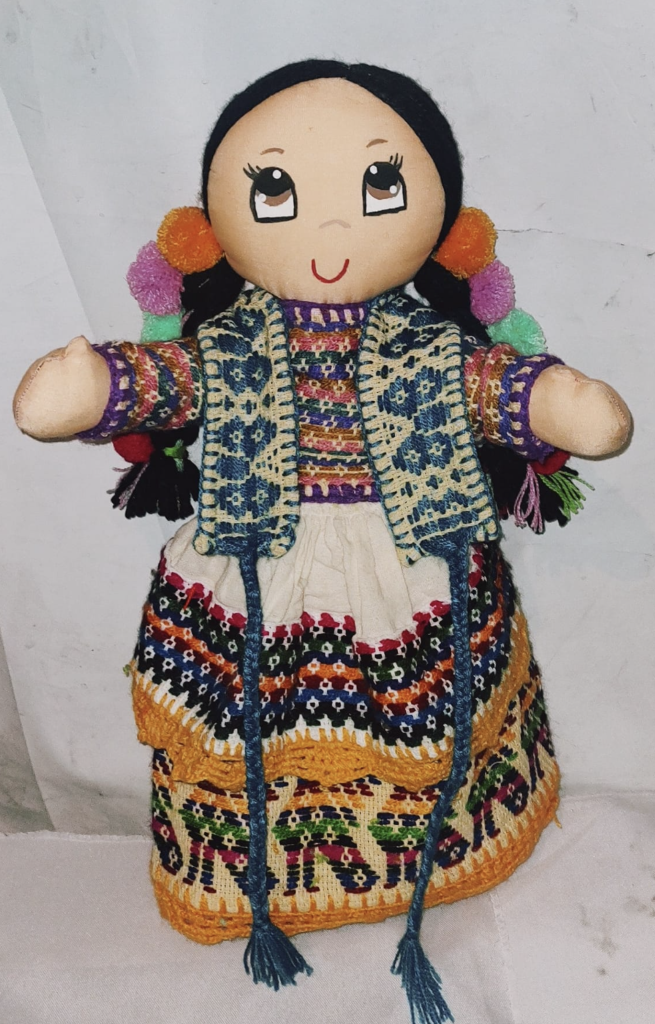 La Muñeca Chiqui Malele, al igual que la famosa muñeca Lele otomí, es mucho más que un objeto decorativo o un simple juguete