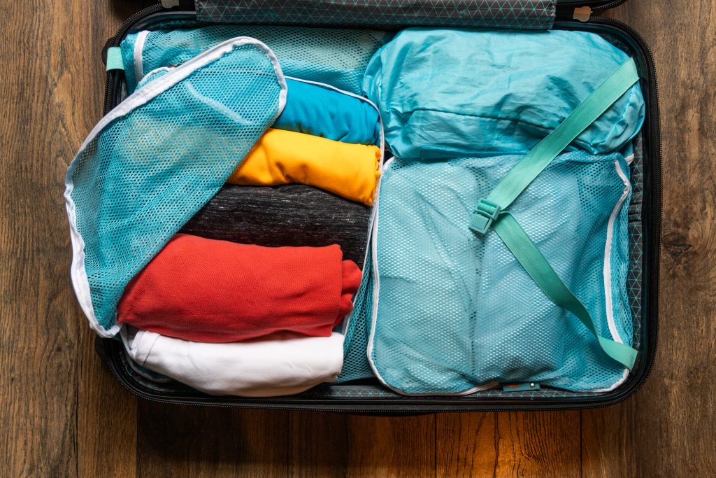 Hacer la maleta para viajar. Organizar equpiaje.