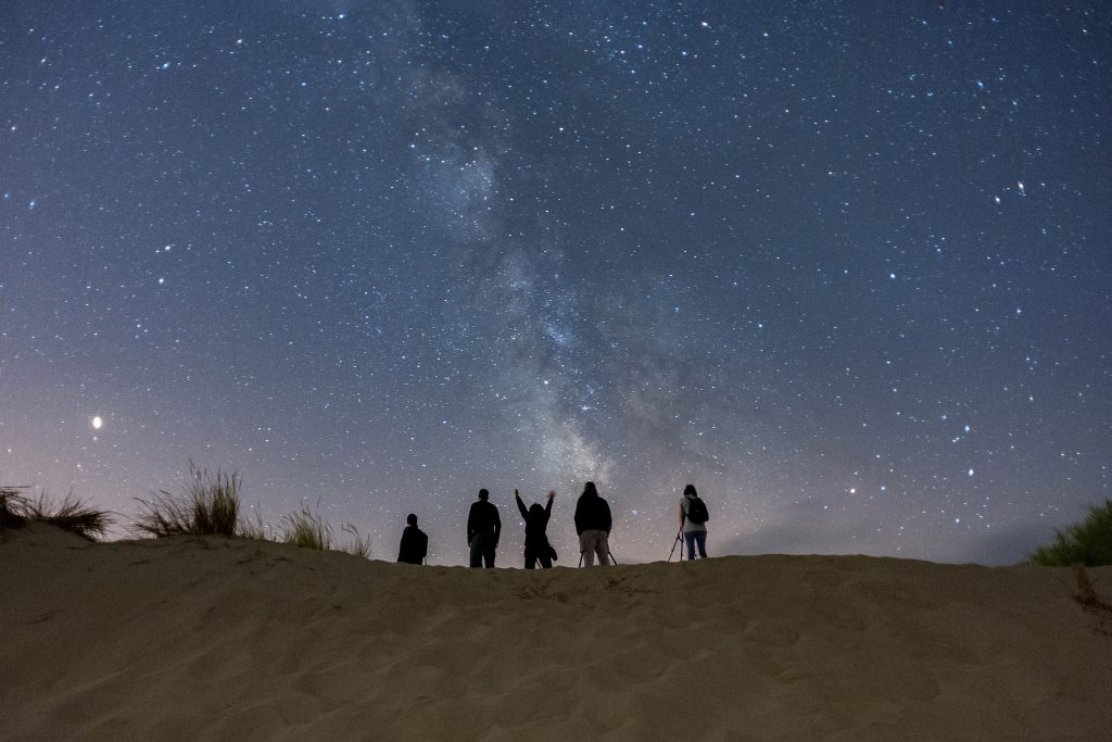 Las zonas rurales o parques naturales, son los lugares ideales para ver luvia de estrellas.