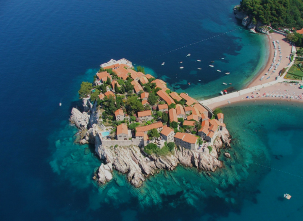 Isla Sveti Stefan en Montenegro Esta isla privada en el Adriático es accesible solo para huéspedes de sus villas de lujo