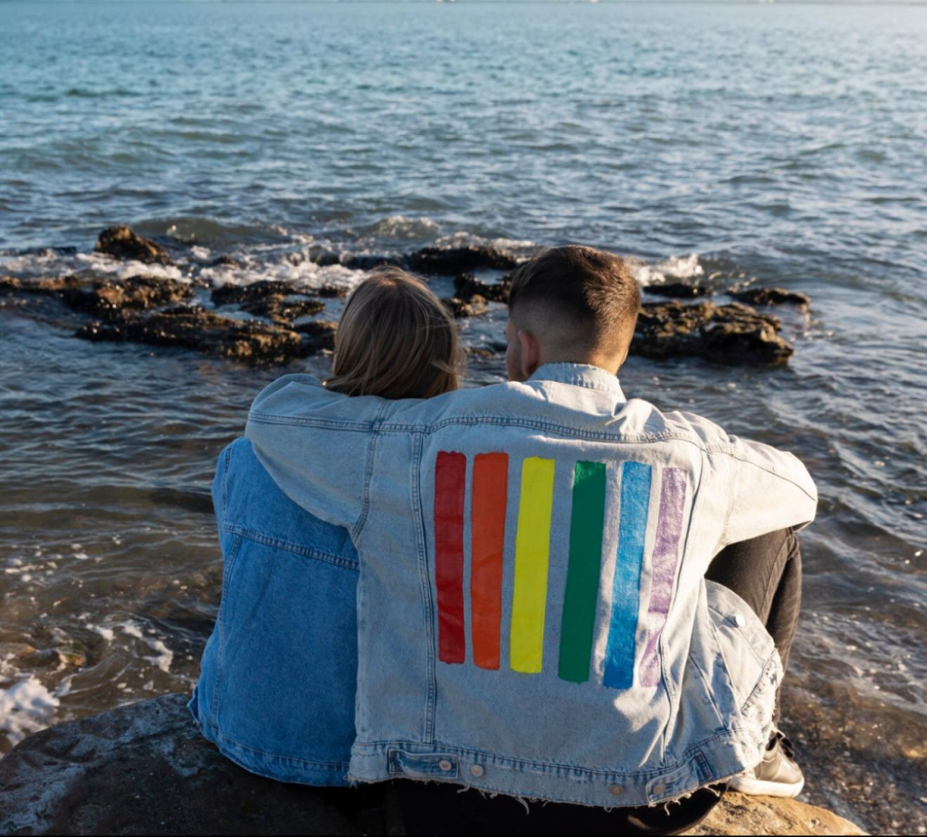 Una pareja gay frente al mar