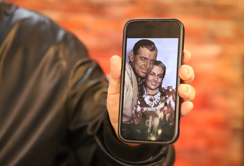 Miguel Torruco Marqués muestra foto de Clark Gable y su mamá María Elena Marqués.