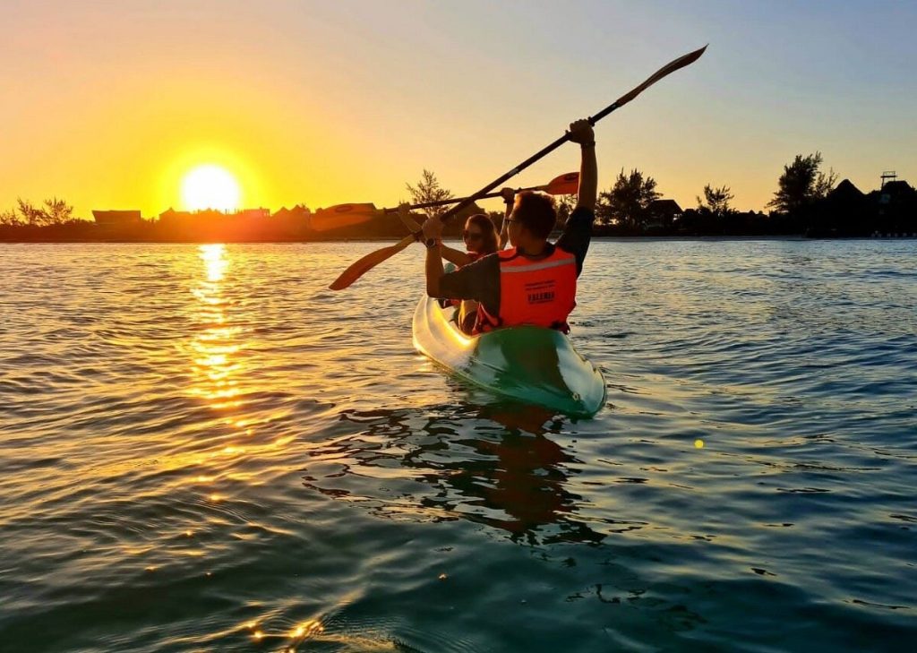 Hacer kayak nocturno en Isla Holbox