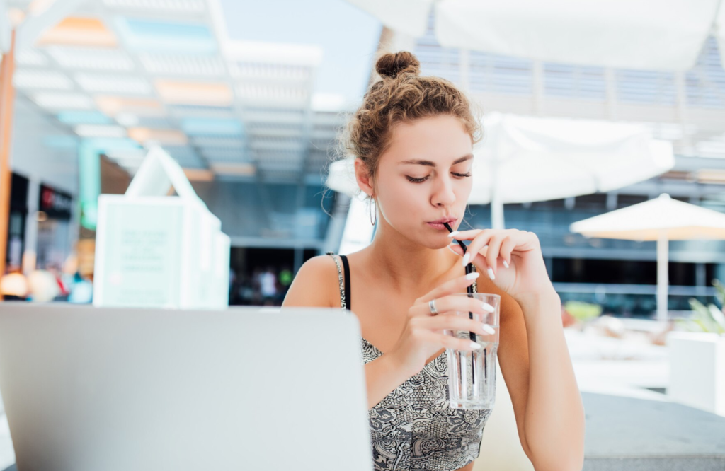 beber agua antes, durante y después del vuelo es fundamental para sentirte mejor al llegar