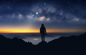 El astroturismo consiste en viajar para observar el cielo nocturno, las estrellas, planetas y fenómenos astronómicos.