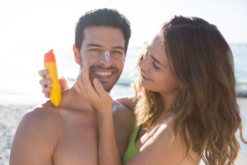 Cómo tomar el sol con seguridad usando protector solar biodegradable (¡Conoce apps de radiación UV!)