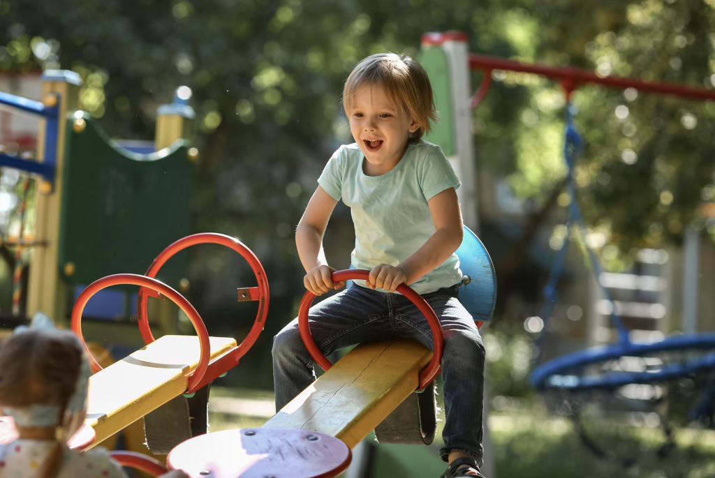 los niños juegan en parques