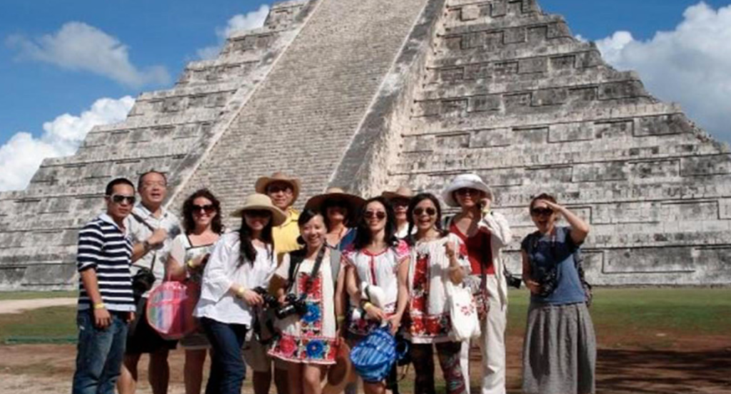 México recibió aproximadamente 15.6 millones de turistas internacionales entre enero y abril