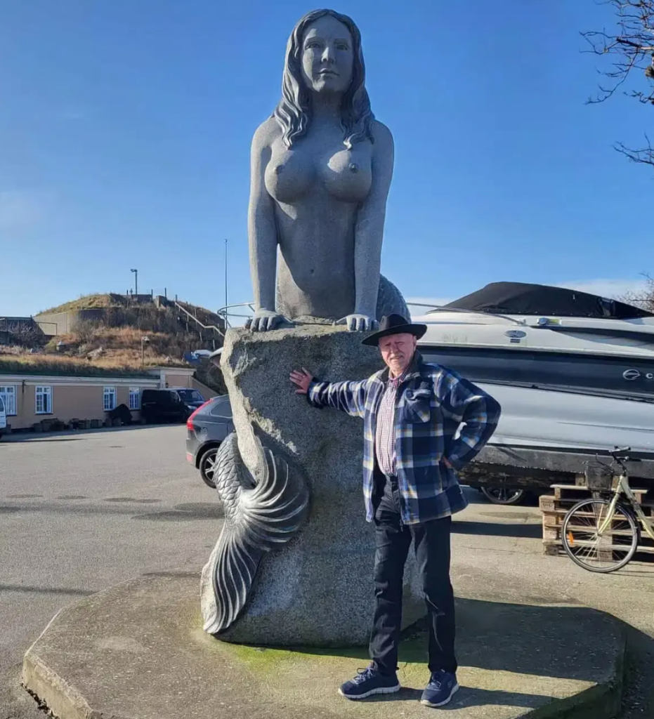 la Gran Sirena en Dragør Fort en Dinamarca con turista posando