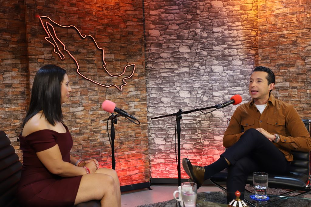 Mario Maldonado y conductora Margarita Jasso, en TITANES