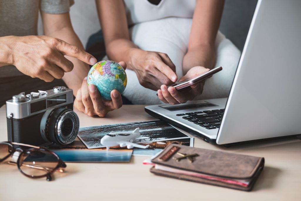 Usa plataformas confiables y verifica reseñas